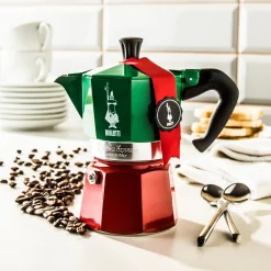 Bialetti - Moka Express Collection Italia (Tricolour), 3-Tassen-Kaffeemaschine, Aluminium 13 Bialetti - Moka Express Collection Italia (Tricolour), 3-Tassen-Kaffeemaschine, Aluminium -Kaffee Verkäufe 0bbb4321d8607b4817cfc407502b8588
