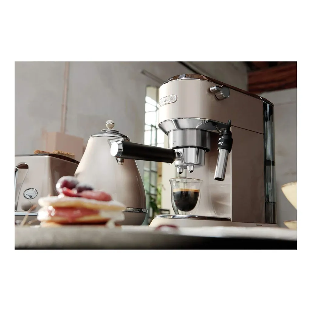 De'Longhi Delonghi Kaffeemaschine Dedica Metallics EC785.BG Pumpendruck 15 Bar, Eingebauter Milchaufschäumer, Manuell, 1300 W, Beige 11 De'Longhi Delonghi Kaffeemaschine Dedica Metallics EC785.BG Pumpendruck 15 Bar, Eingebauter Milchaufschäumer, Manuell, 1300 W, Beige – Bild 9